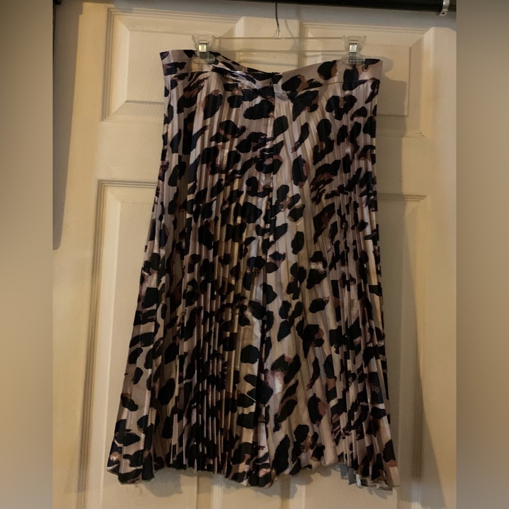 Tan and Black Leopard Pleated MIDI Skirt. Very Elegant 🌟